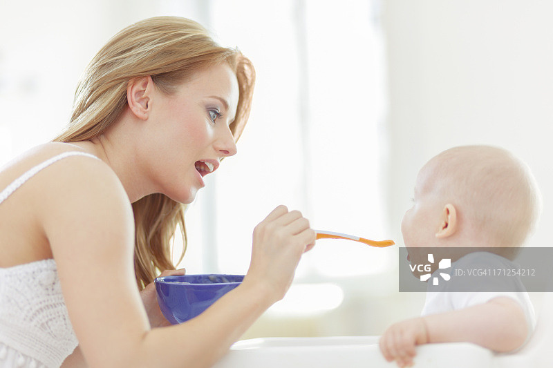 宝宝进食图片素材