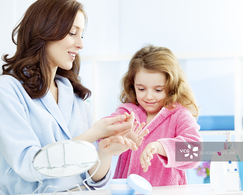 母女涂抹护手霜图片素材