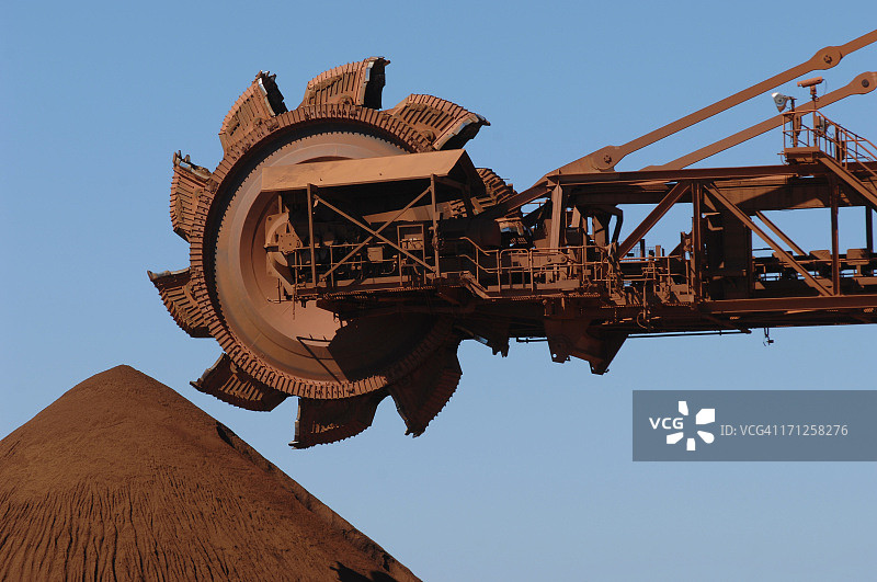 堆取料机与铁矿石堆图片素材