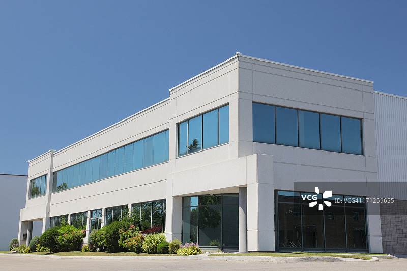 现代商业建筑外观，蓝天图片素材