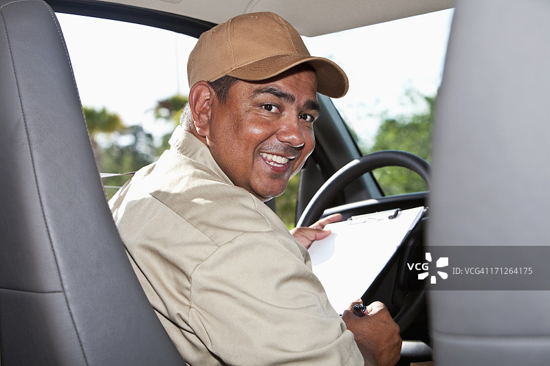 驾驶面包车的西班牙裔工人图片素材