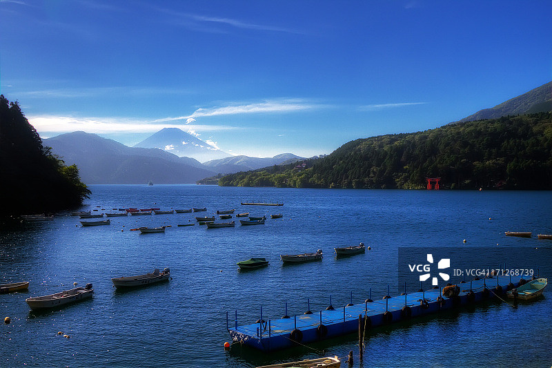 背景为富士山的芦之湖图片素材