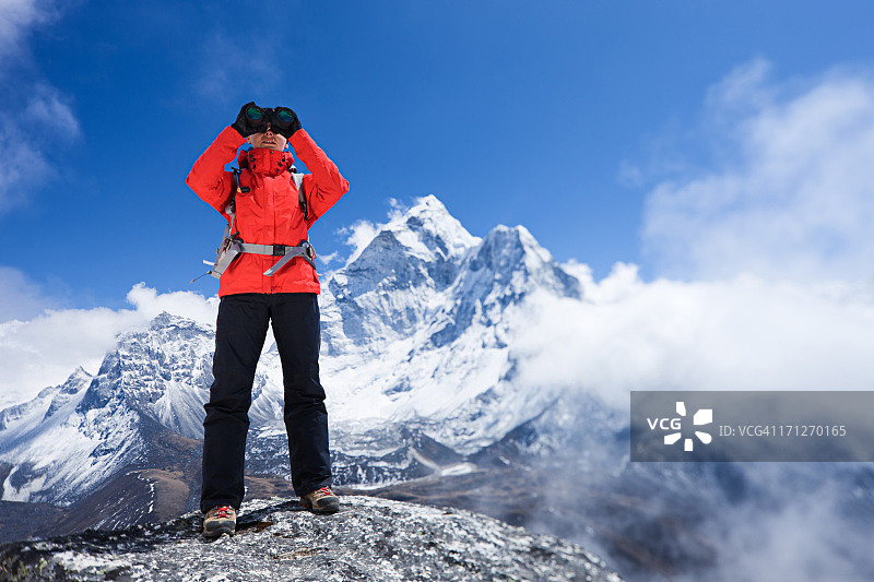 在珠穆朗玛峰国家公园看着阿玛达布拉姆峰的妇女图片素材