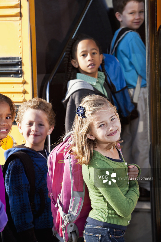 孩子们乘坐校车图片素材
