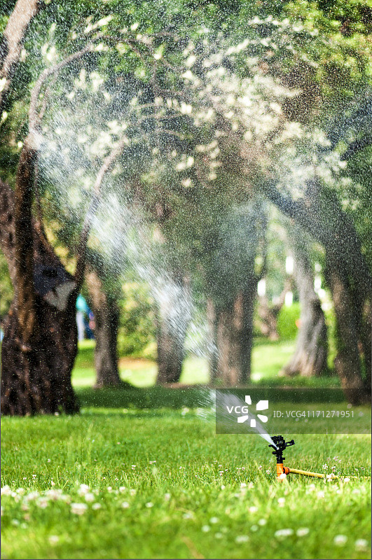 洒水器浇水图片素材