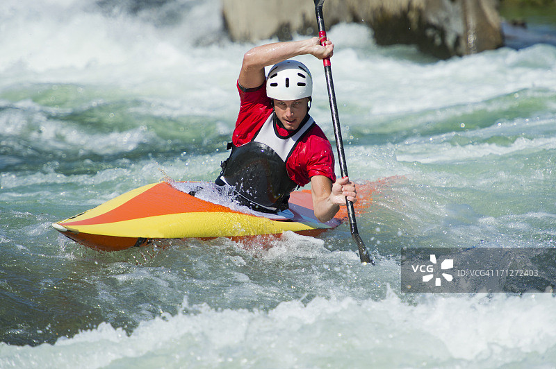 身穿红色连衣裙的皮划艇运动员图片素材