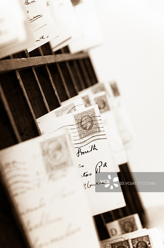 分拣到老式邮件槽中的复古邮件图片素材