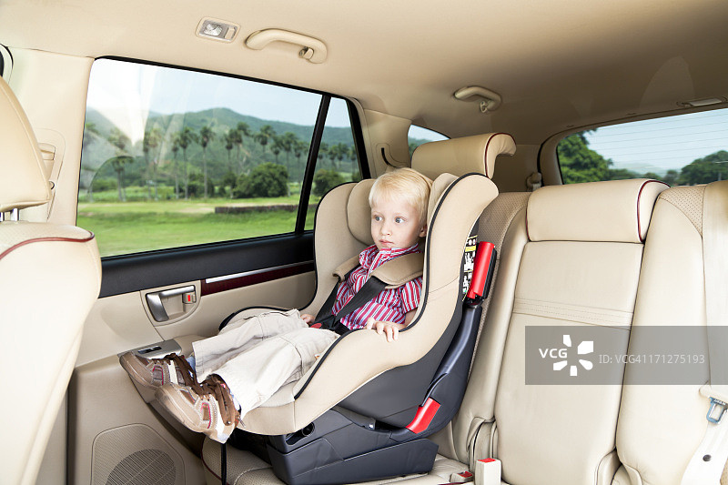 坐在汽车安全座椅上的小男孩图片素材
