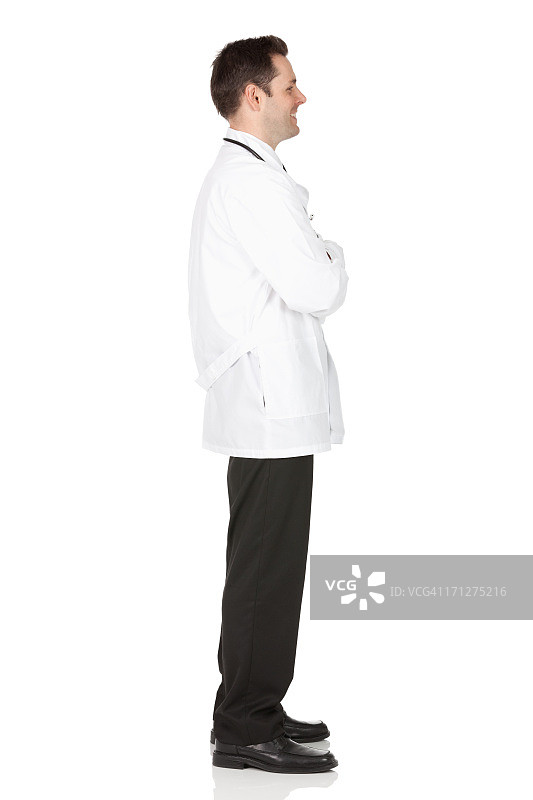 交叉双臂的男医生侧面照图片素材