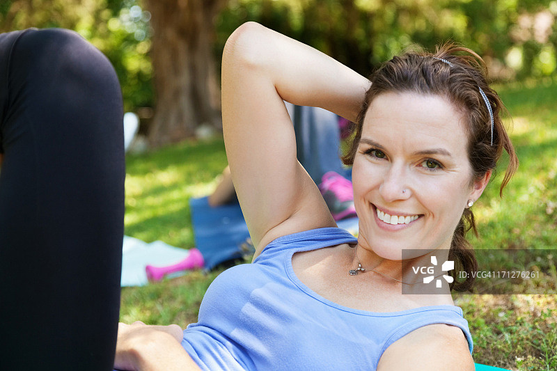 年轻女子参加户外锻炼课程图片素材