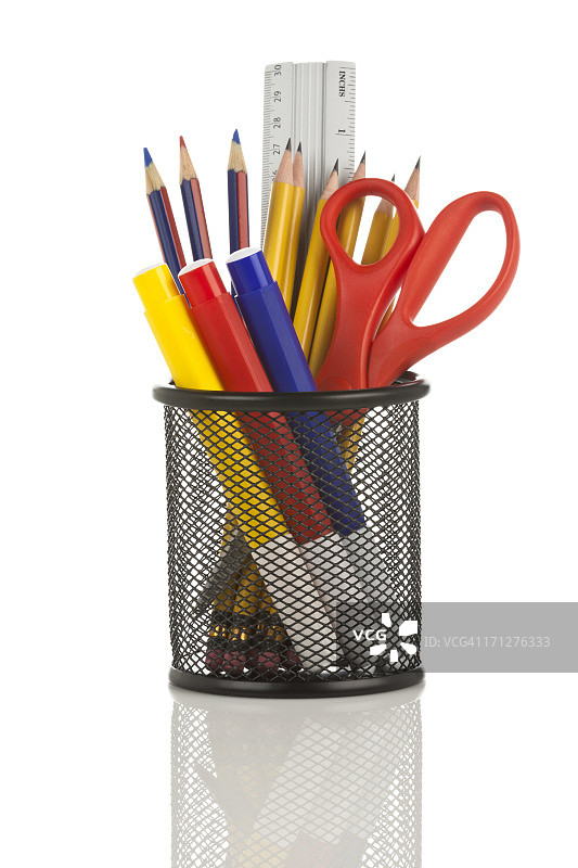 白色背景上装满学习用品的桌面收纳盒图片素材