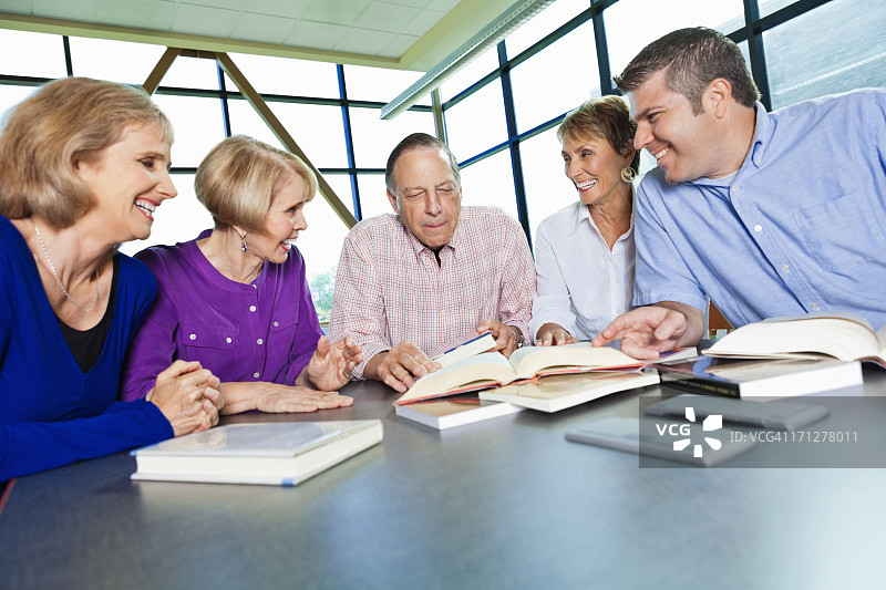 一群成年人在图书馆一起阅读图片素材