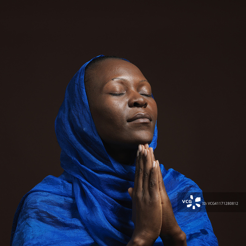 祈祷的非洲女人图片素材