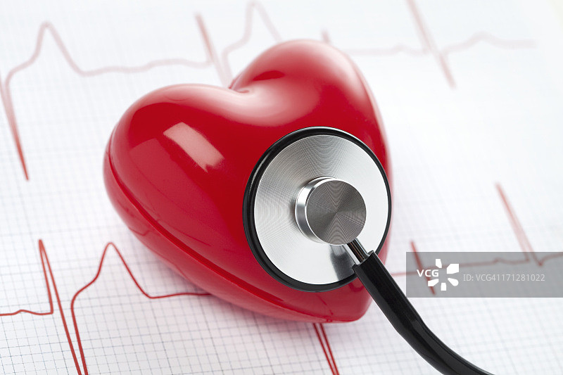 心形听诊器和心电图健康概念图片素材