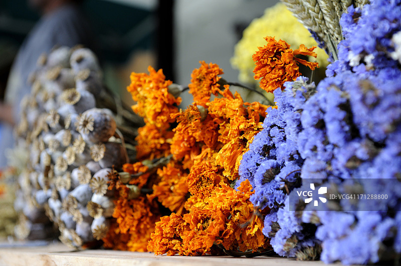 普罗旺斯市场的鲜艳干花图片素材
