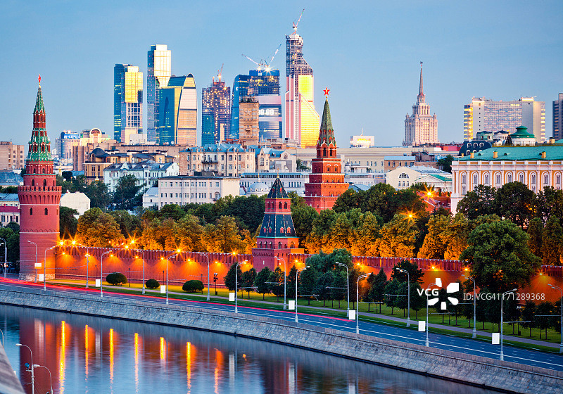 克里姆林宫墙与莫斯科河清晨景色图片素材