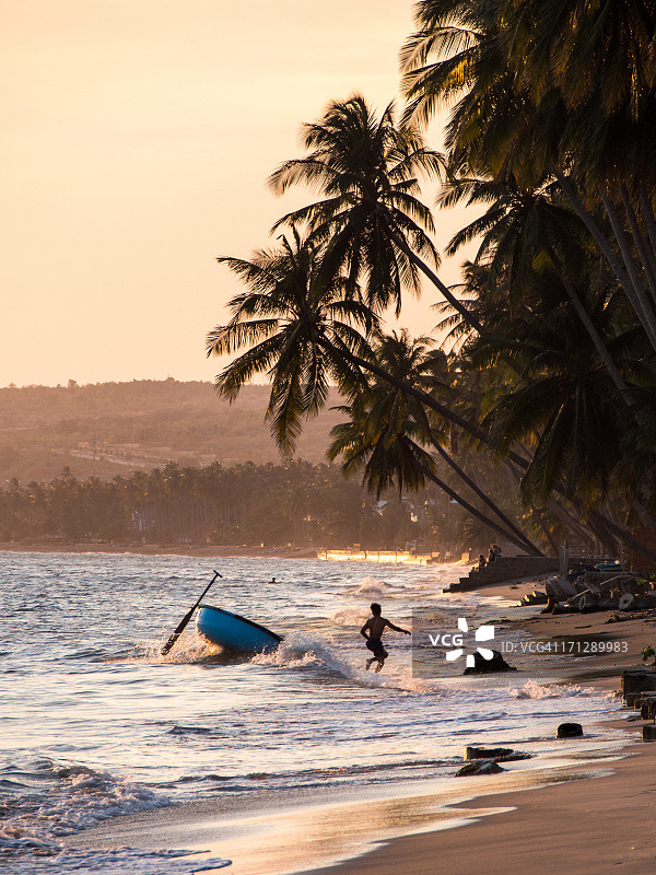 跳出船的越南渔民图片素材
