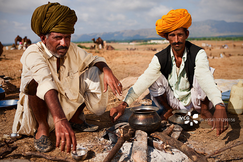 印度男子在普什卡骆驼节期间生火图片素材