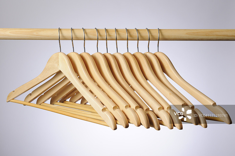 灰色背景上的一排木制衣架图片素材