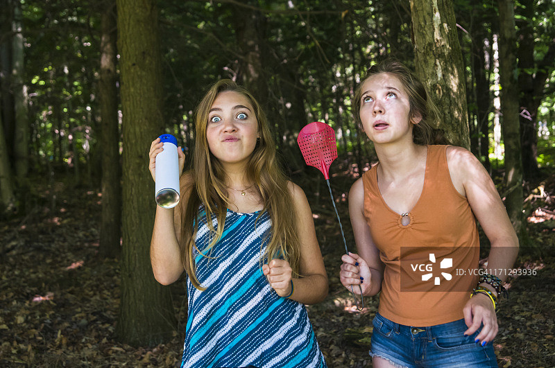 少女在森林里追逐昆虫图片素材