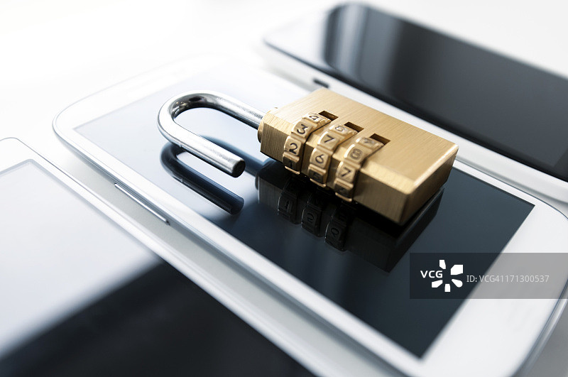 带有打开锁的未安全保护的手机图片素材