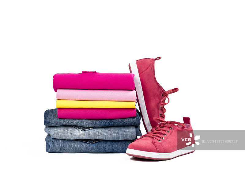 随意折叠堆放在白色的衣服图片素材