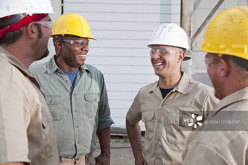 交谈中的建筑工人图片素材