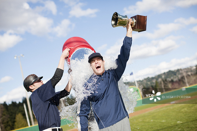 球员将佳得乐倒在拿着奖杯的教练身上图片素材