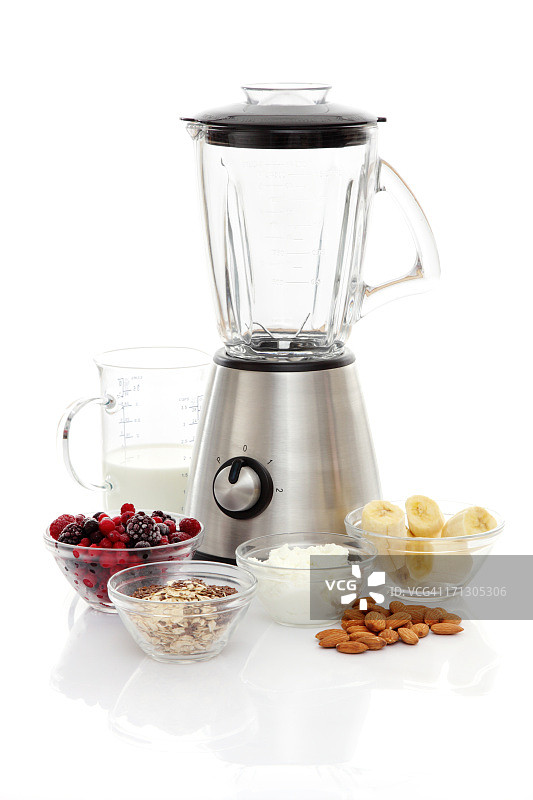 装有健身奶昔配料的搅拌机图片素材