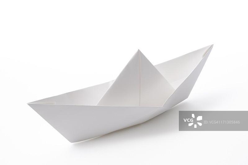 白色背景上的空白纸船图片素材