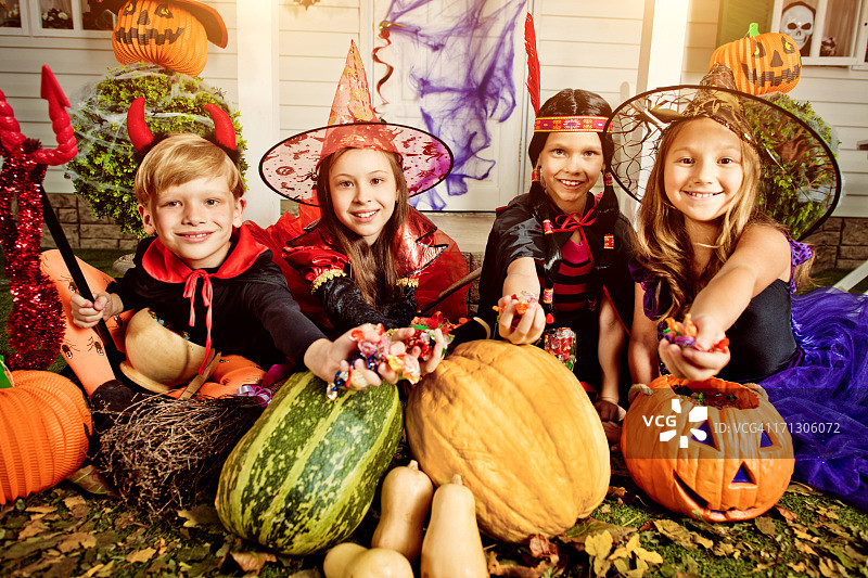 孩子们庆祝万圣节图片素材
