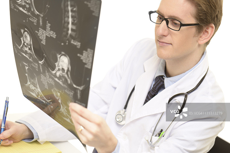 医生检查MRI扫描图片素材