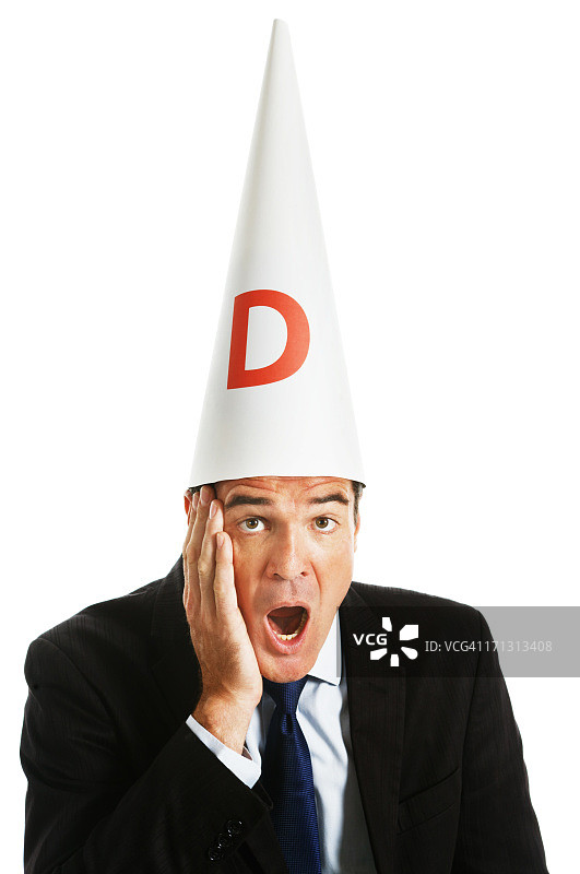 戴着蠢帽，震惊捂脸的商人图片素材
