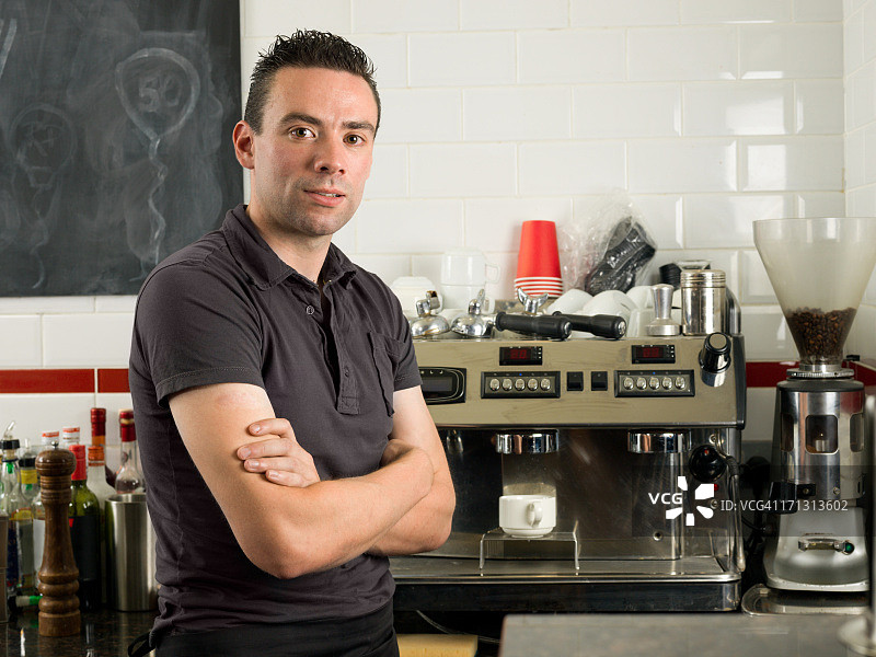 使用咖啡机的员工图片素材