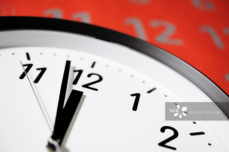 红色日历上的截止日期时钟图片素材