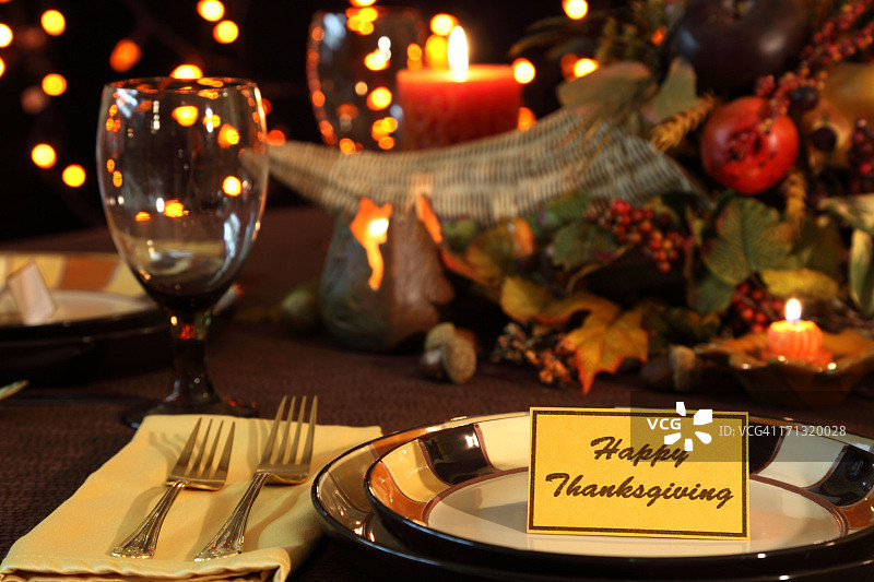 节日：感恩节餐桌摆设与聚宝盆、蜡烛图片素材