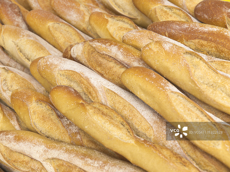 新鲜出炉的法棍面包，可供出售图片素材