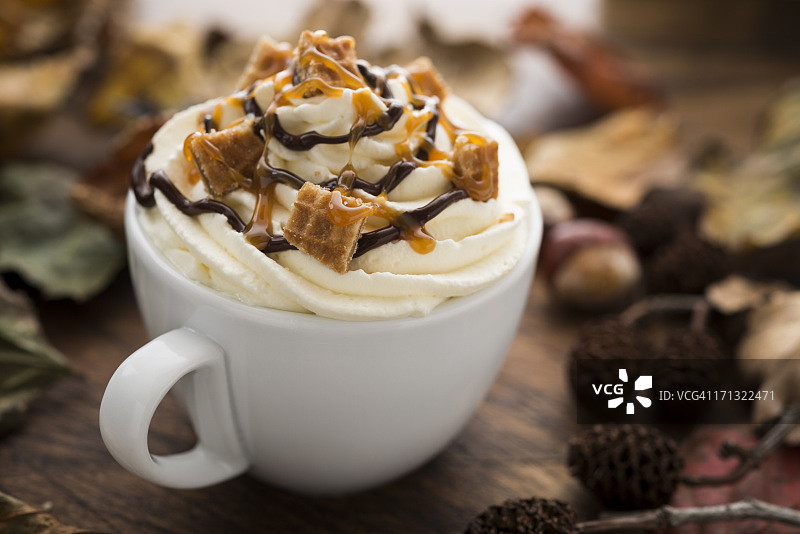 含奶油、焦糖华夫饼和巧克力酱的热饮图片素材