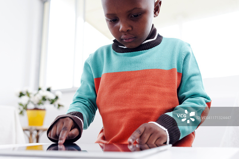 使用平板电脑的男孩图片素材