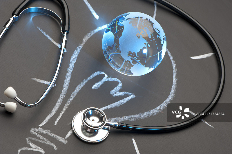 带有听诊器的健康全球理念图片素材