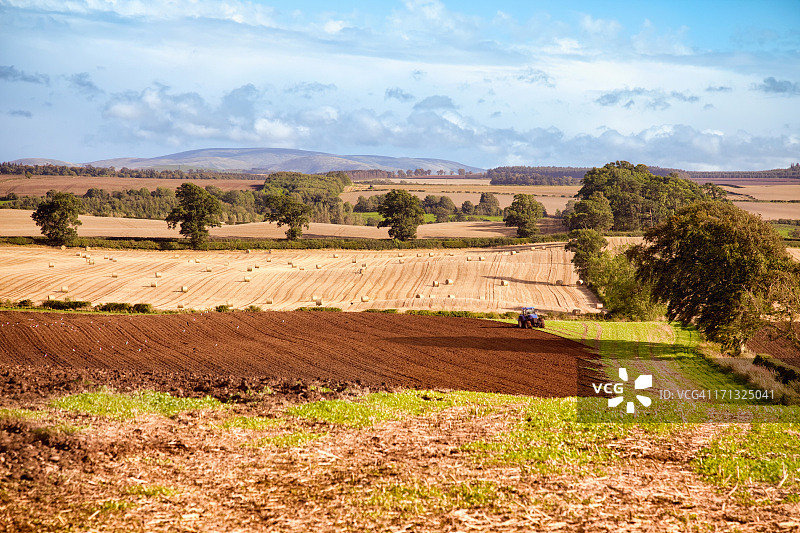 苏格兰特威德河谷日落时的农田图片素材