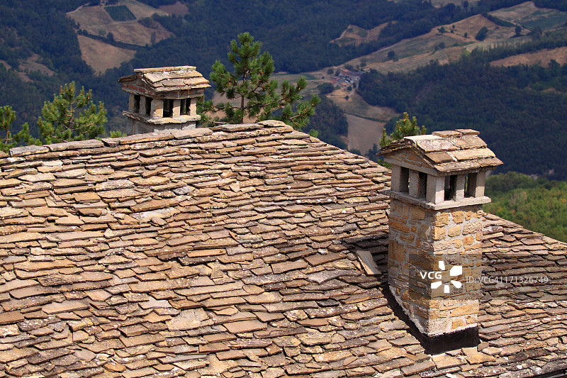 石板屋顶上的烟囱图片素材