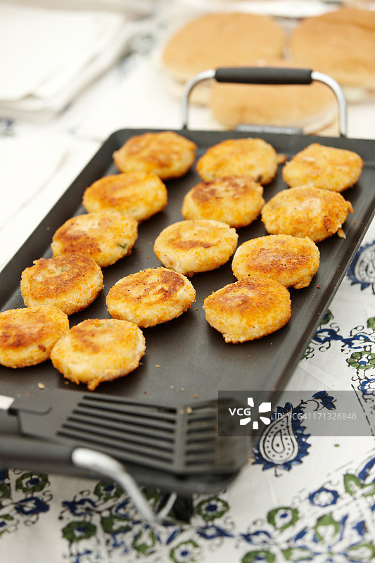 在电炉上烹饪肉饼图片素材