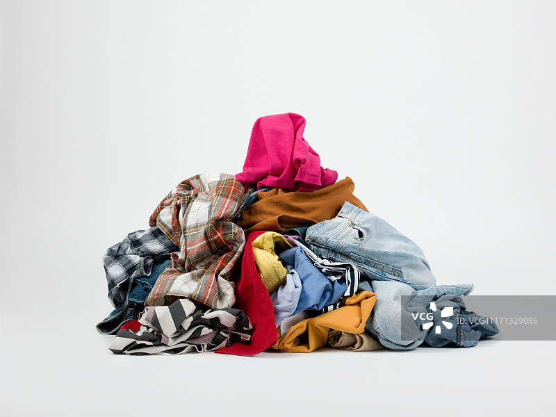 堆积的衣服图片素材