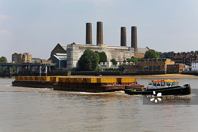 伦敦 - 泰晤士河上装载集装箱的驳船图片素材