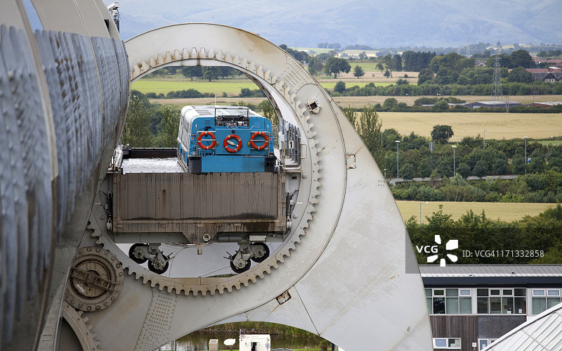 在福尔柯克水轮的吊船中被吊起的船图片素材