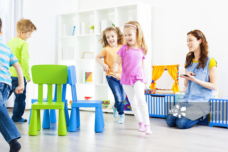 学龄前儿童：玩抢椅子游戏图片素材