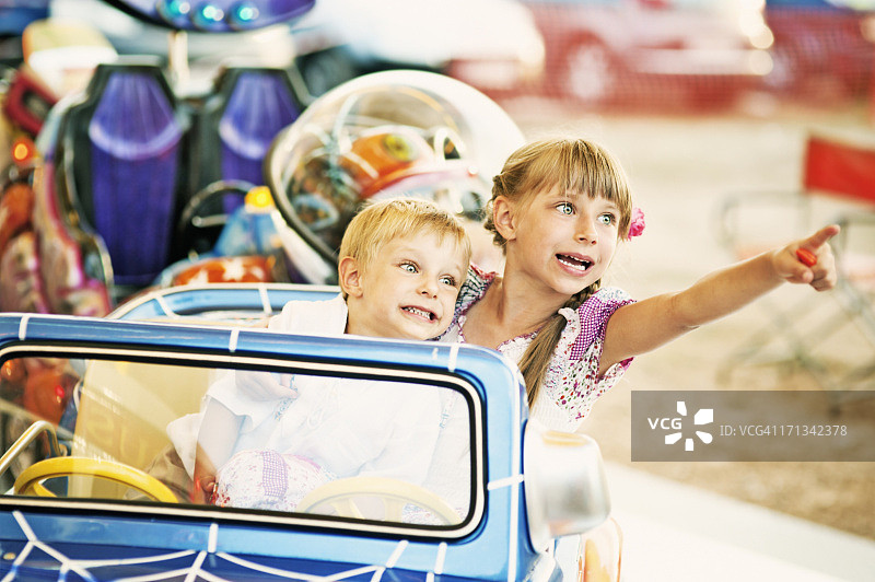游乐园里的孩子们图片素材