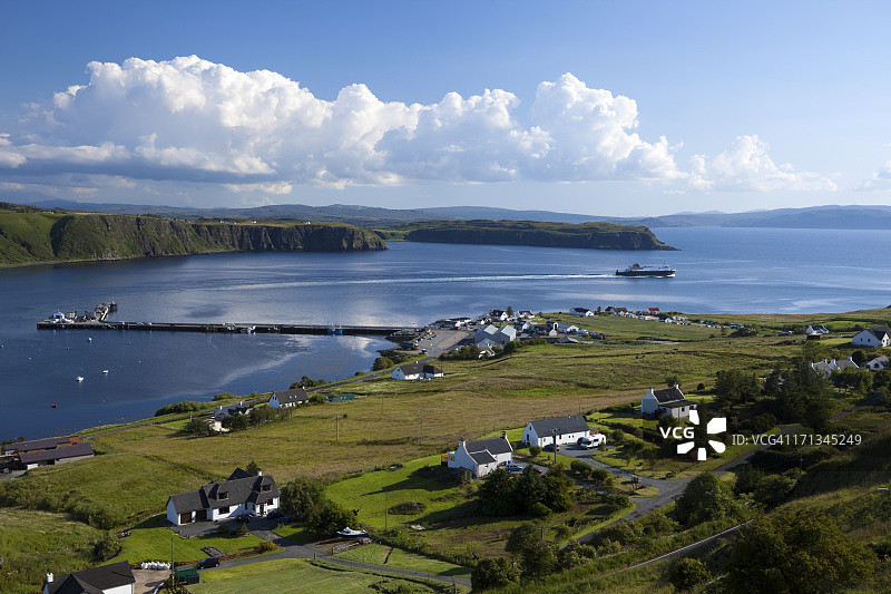 离开英国苏格兰斯凯岛Uig港口的渡轮图片素材