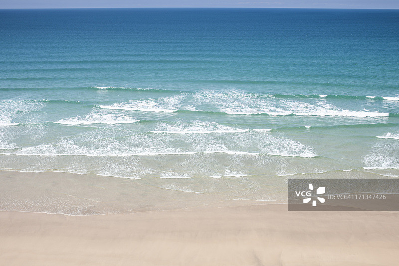 纽基康沃尔郡佩兰波斯海滩的蓝色大海图片素材